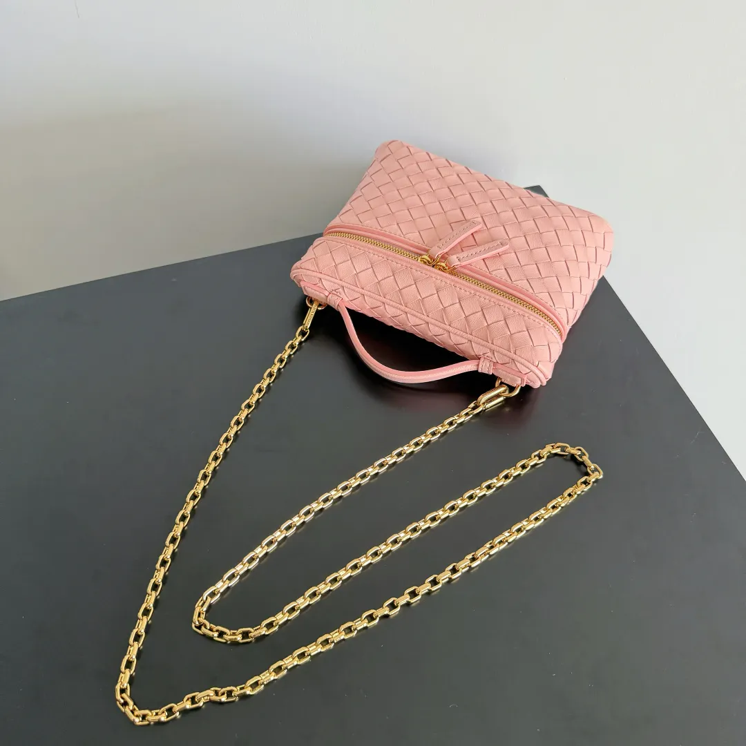 Batch 1480 BOTTEGA VENETA2025 new women's small Soft Vanity cosmetic bag, using the classic Intrecciato weaving technique, inheriting the classics, the ring buckle design 😎 The light metal chain gives you a high-end sense of matching, the chain is removable, and it can be used as a handbag ~ An elegant small bag that is perfect for participating in events. The overall body of the bag is as soft as marshmallow and can be easily kneaded, showing the strong toughness and high-end feel of the leather. The touch of sheepskin is so amazing. It is so healing when pinched! I have absolutely no resistance to small bags! ! ! Style number: 843800 Color: rose pink Size: 19*14*3cm